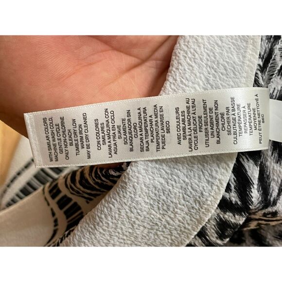 Chico's Women's Blouse Blurred Knit Crepe Split Neck Popover 0 White Geometric - Picture 8 of 10